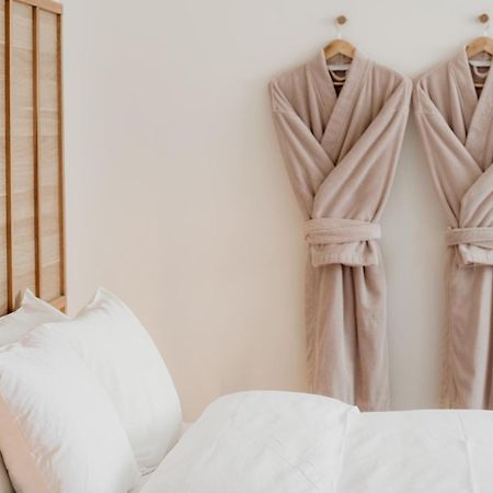 The Oak & Anchor Hotel Port Fairy Buitenkant foto Two bathrobes hanging on a wall