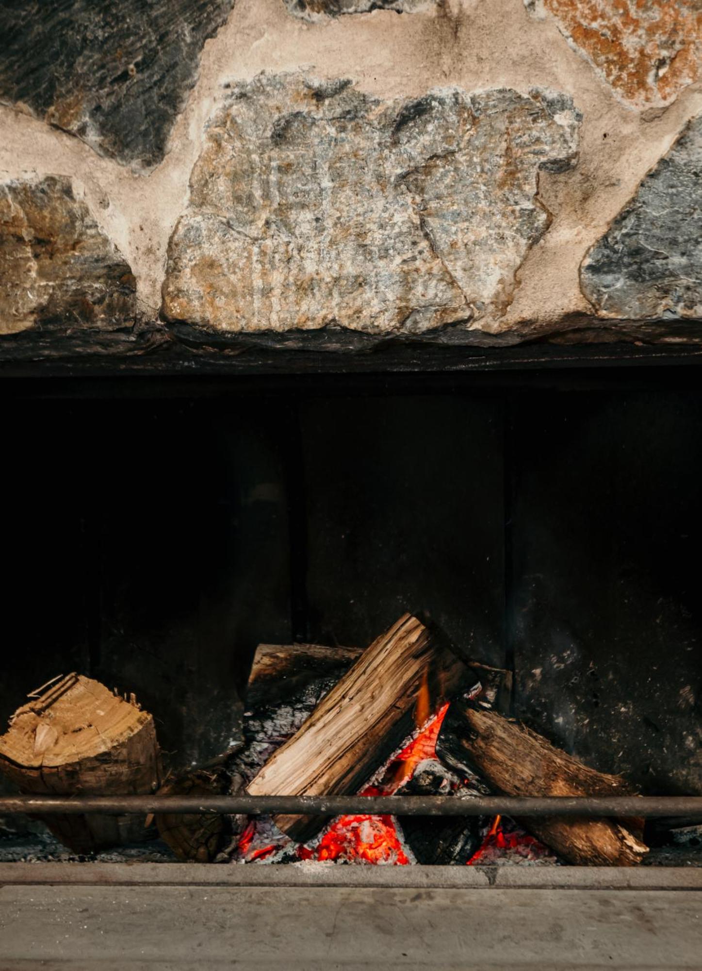 The Oak & Anchor Hotel Port Fairy Buitenkant foto The interior of a wood-burning fireplace