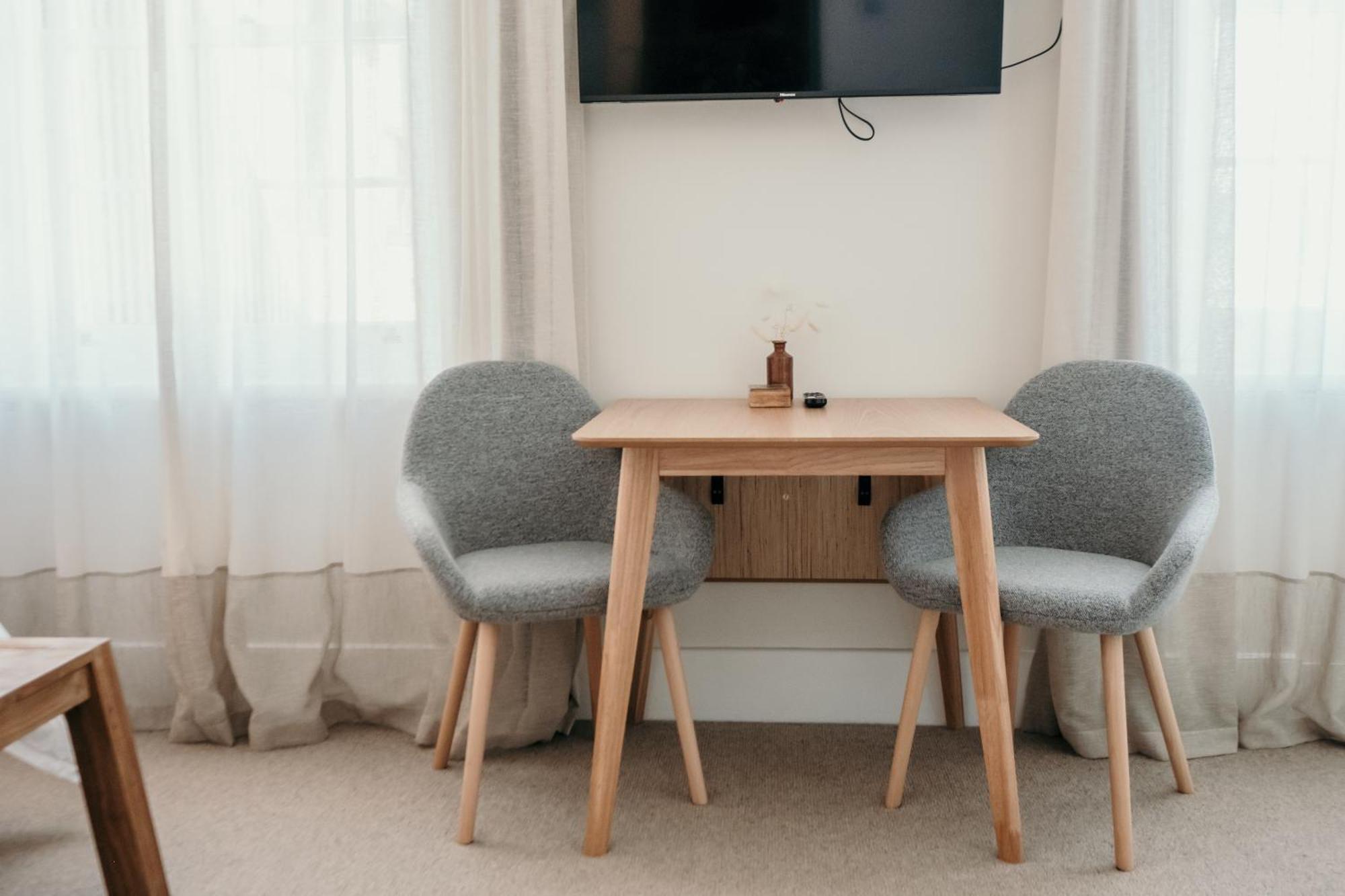 The Oak & Anchor Hotel Port Fairy Buitenkant foto A small table with two chairs