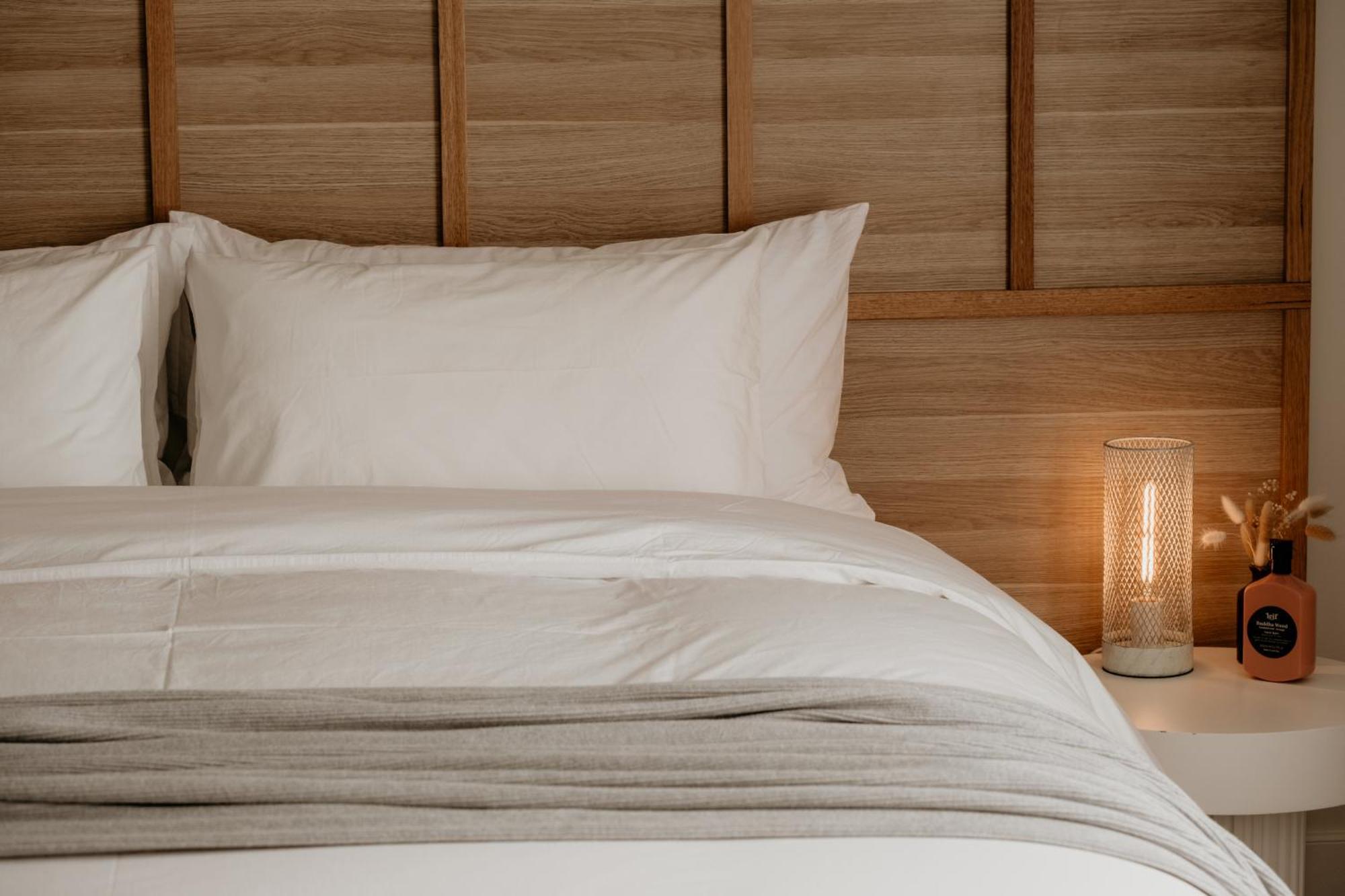 The Oak & Anchor Hotel Port Fairy Buitenkant foto A bed with a duvet