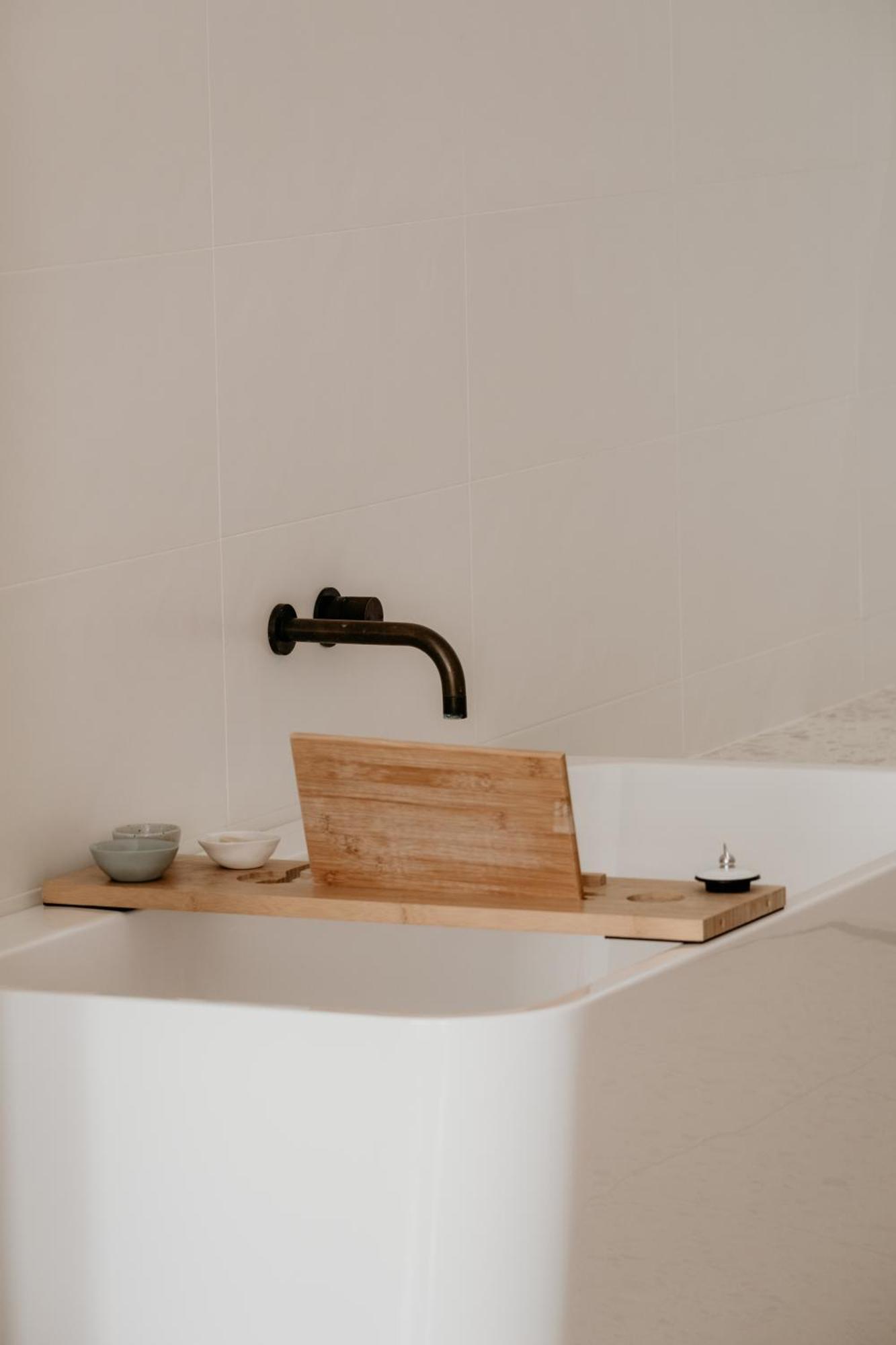 The Oak & Anchor Hotel Port Fairy Buitenkant foto A bath caddy