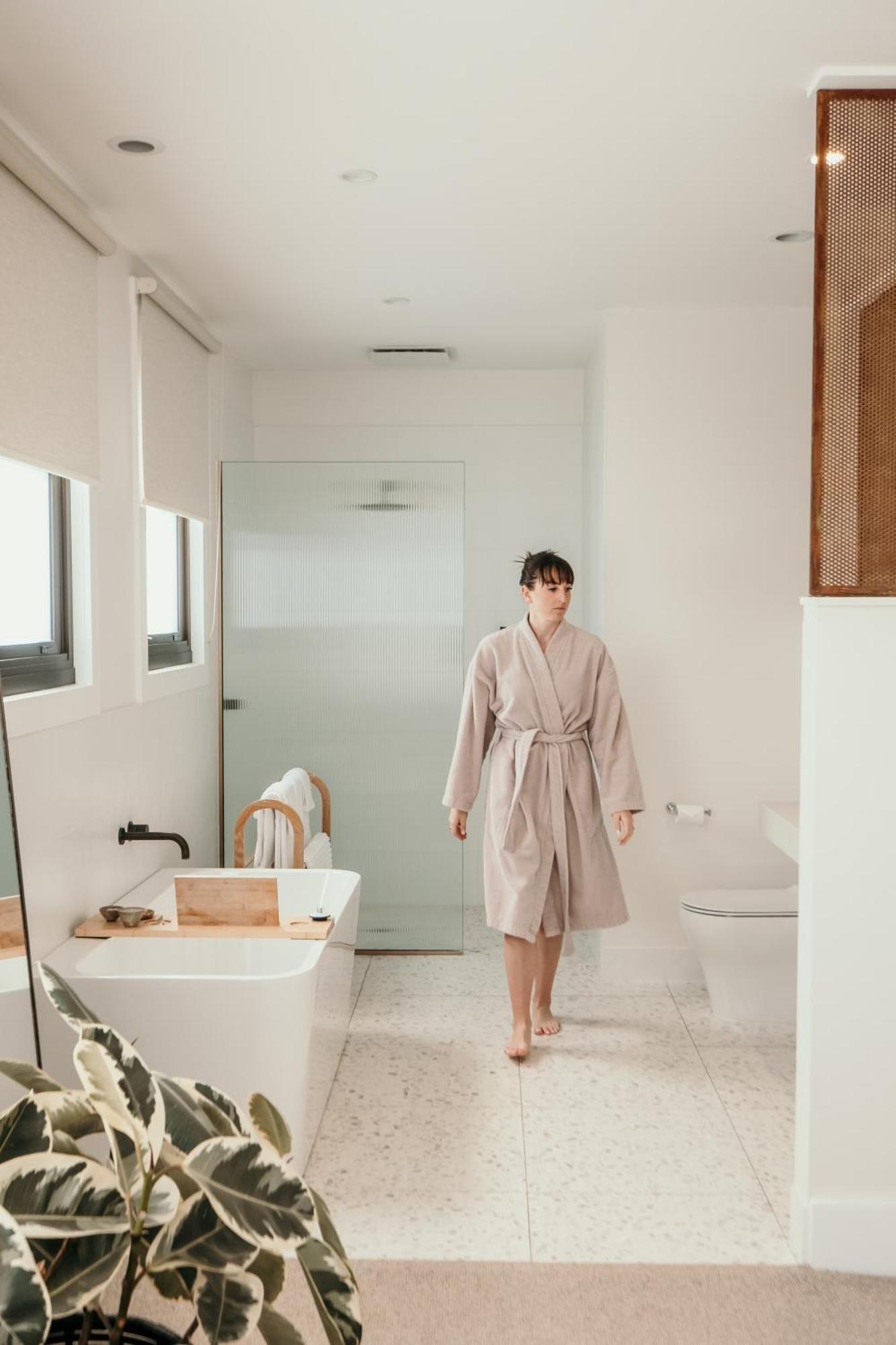 The Oak & Anchor Hotel Port Fairy Buitenkant foto A woman wearing a bathrobe